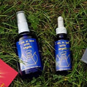 Engelstropfen und Auraspray in blauen Glasflaschen